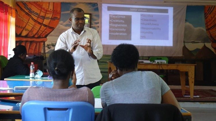 Le Père jésuite Ismael Matambura, au cours d'une session de formation au siège de AJAN, le Réseau Jésuite Africain de lutte contre le VIH SIDA