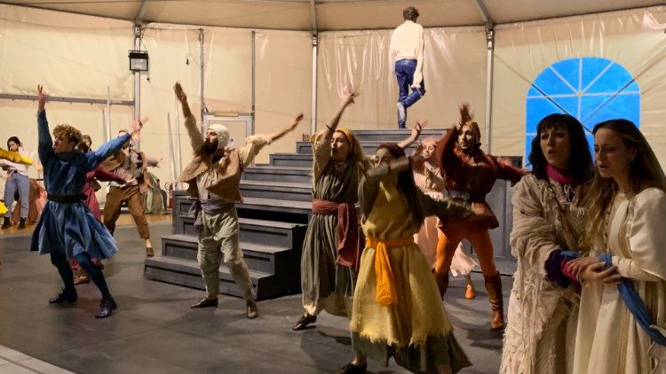 Il balletto iniziale nel nuovo "Forza venite gente"