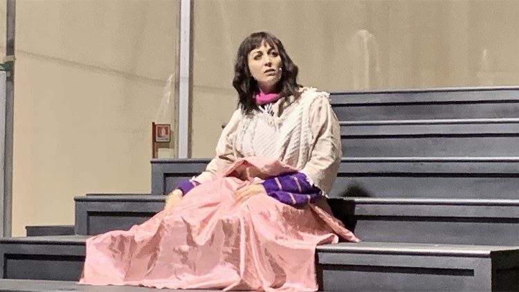 Giulia Gallone (la Cenciosa) durante una prova del nuovo "Forza venite gente"