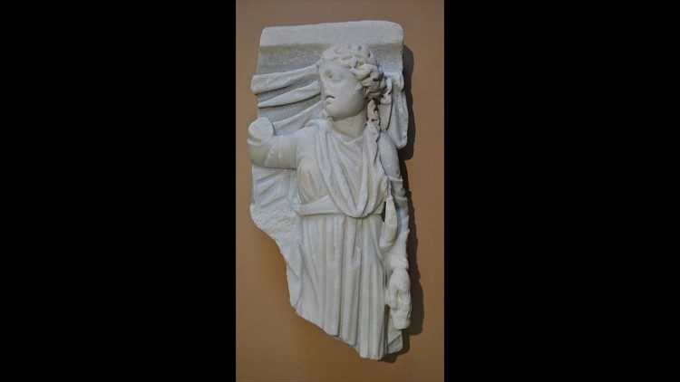 Uno dei reperti recuperati: il frammento si sarcofago con la musa Talia