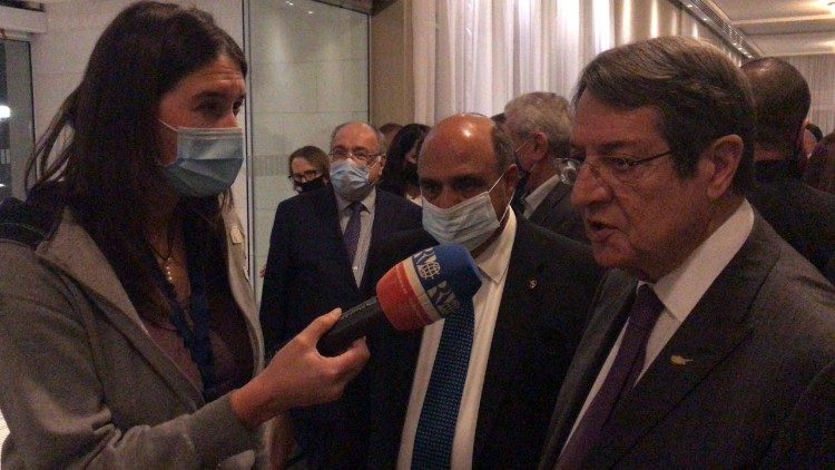 Präsident Nikos Anastasiadis bei einem Statement für Radio Vatikan (Foto Antonis Skoullos)