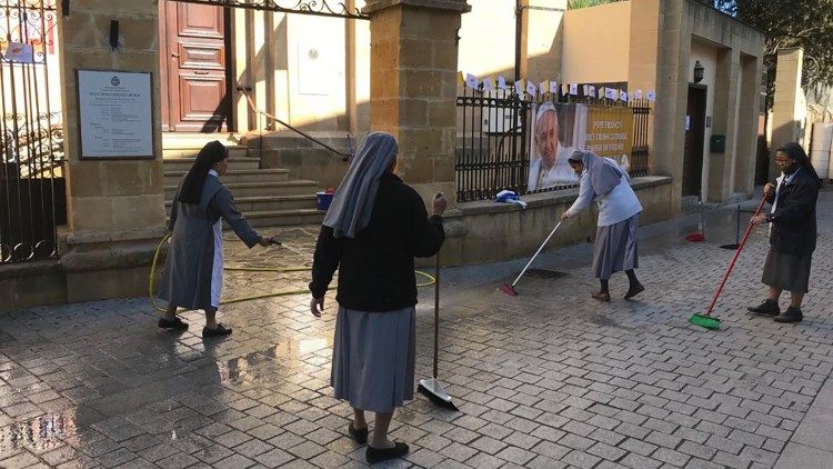 Le suore impegnate nella preparazione dell'arrivo del Papa 