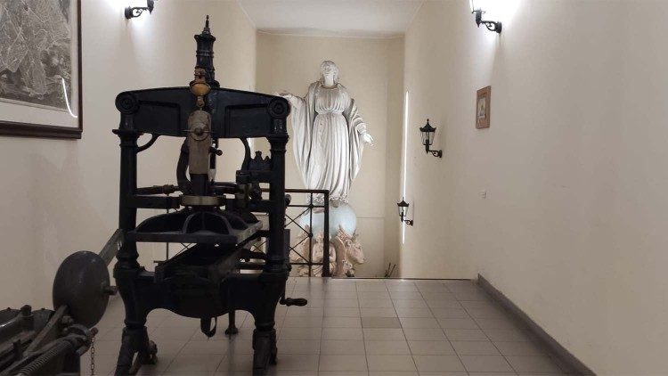 Il modello in gesso e in primo piano un antico tornio