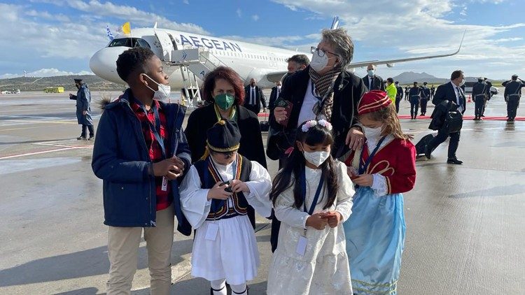 Un'immagine dei bambini che hanno accolto Francesco in Grecia 