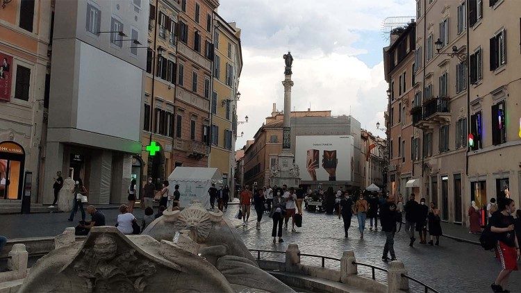 La colonna dell'Immacolata e in primo piano lo scorcio della Fontana della Barcaccia]