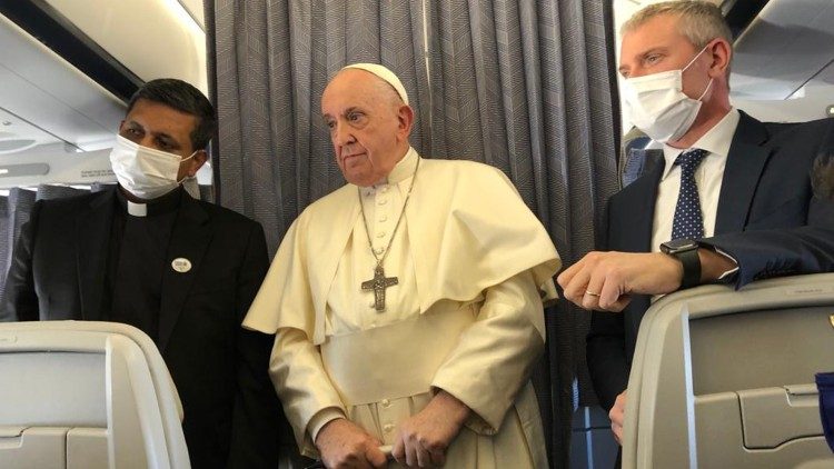 Папа падчас прэс-канферэнцыі ў самалёце на шляху з Афін у Рым