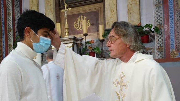 Martin Schneeberger tauft auf Lesbos einen 22-jährigen Mann aus dem Iran