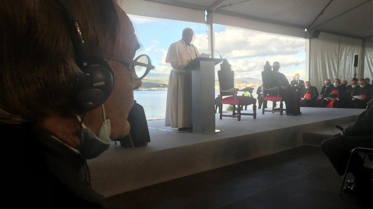 Martin Schneeberger, links, im Zelt auf Lesbos, in dem Papst Franziskus mit Flüchtlingen spricht