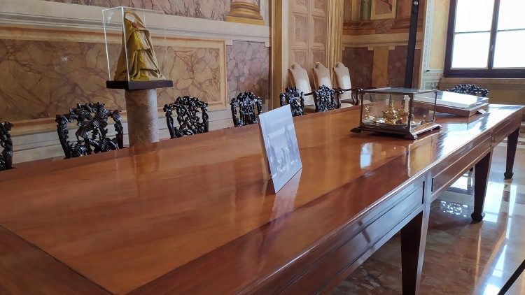 Table où furent signés les accords du Latran