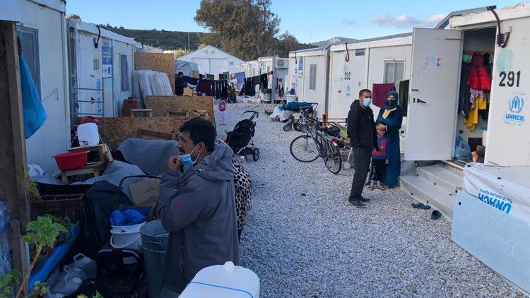 Tra i container del Reception and Identification Centre di Mytilene