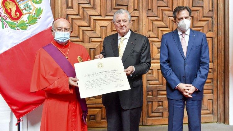 El Ministro Óscar Maúrtua de Romaña y el Cardenal Pedro Barreto Jimeno