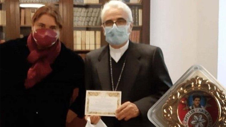 Dom Ruffinoni  com a mãe de Carlo Acutis e a reliquia ao lado