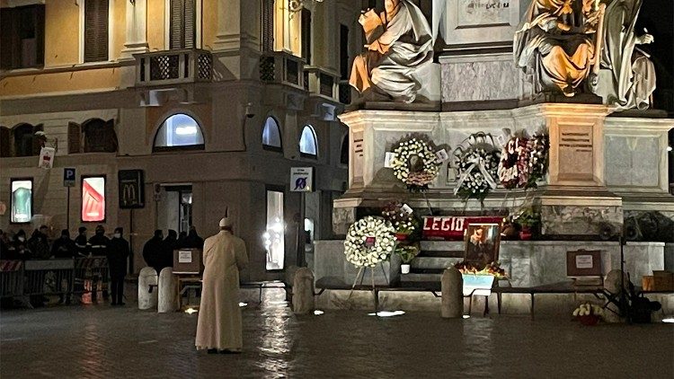 Papież u stóp Niepokalanej modli się za cierpiących