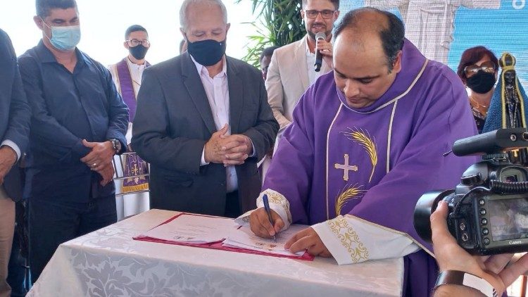 Padre Omar assina termo de gemina&ccedil;&atilde;o