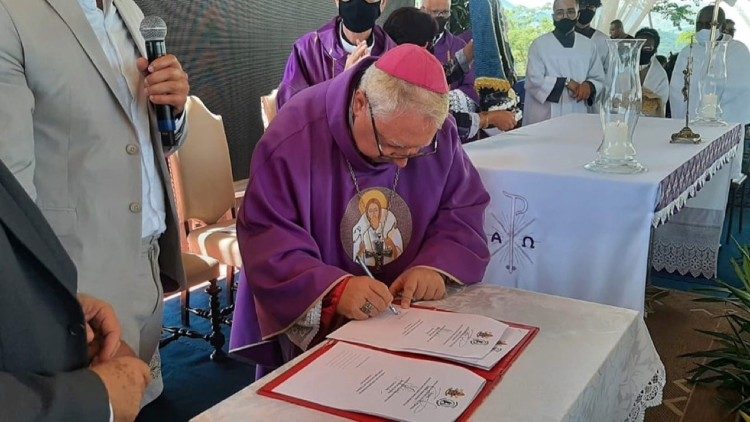 Dom Roberto assina termo de gemina&ccedil;&atilde;o