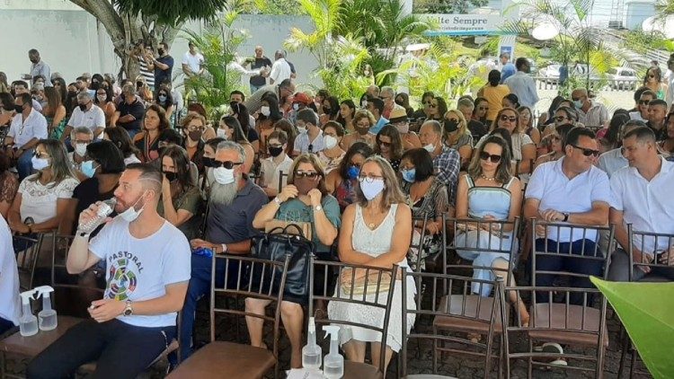 Fi&eacute;is durante a celebra&ccedil;&atilde;o Eucar&iacute;stica