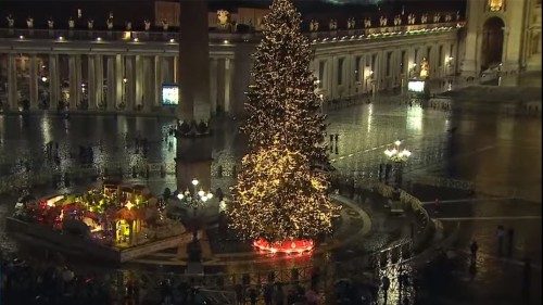 Inaugurati il presepe e l'albero: luci oltre l'oscurità