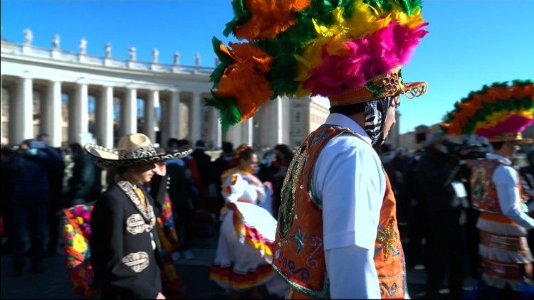 Teilnehmer am Rosenkranz auf dem Petersplatz