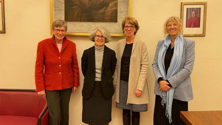 Die CWC-Delegation bei Sr. Nathalie Becquart... (von links: Franziska Zen Ruffinen, Sr. Nathalie Becquart, Helena Jeppesen und Regina Franken)