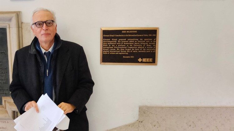 Il professor Fabrizio Frezza e la targa dedicata a Giovanni Giorgi