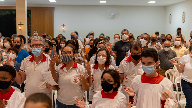 Fi&eacute;is da Igreja Sagrada Fam&iacute;lia 