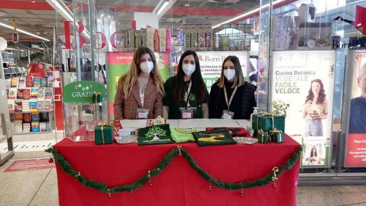 Devant la librairie de la gare Termini, la Caritas de Rome veut agir sur les consciences.