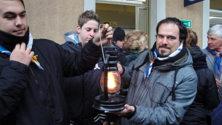 Ancora un immagine della staffetta ferroviaria per la distribuzione della Luce di Betlemme, in un anno pre pandemia