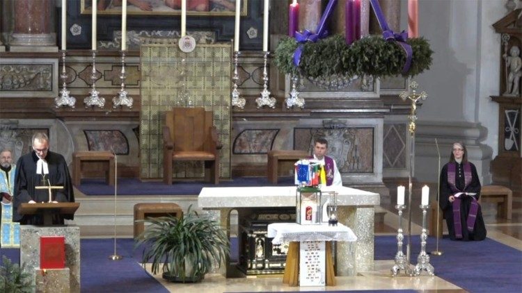 La cerimonia di accoglienza della Luce della Pace di Betlemme a Salisburgo (Austria)