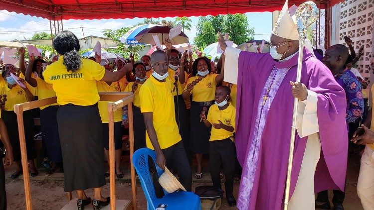 Dom Belmiro Chissengueti e fiéis no III domingo do Advento 2021  