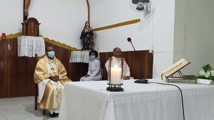 Cabo Verde - Dom  Ildo Fortes na Igreja de Nossa Senhora das Dores, na ilha do Sal