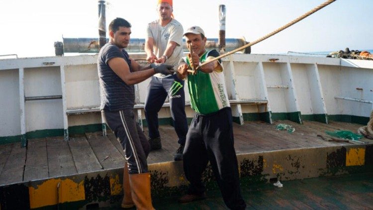 Pescatori sul perchereccio "Medinea" durante le riprese del docufilm