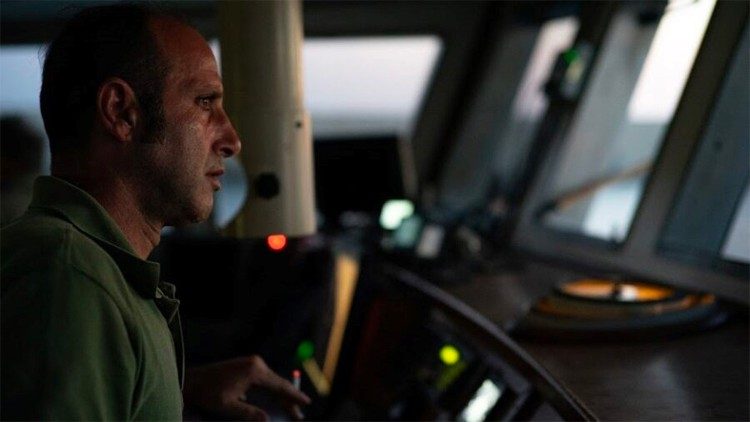 Sul peschereccio "Medinea", uno dei due sequestrati con 18 pescatori a bordo