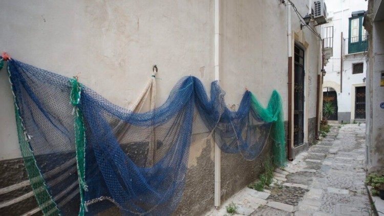 Reti da pesca stese ad asciugare nelle vie di Mazara