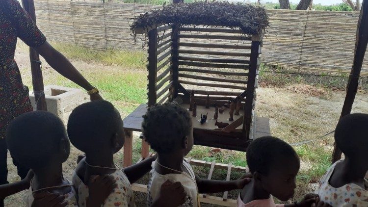 Crianças diante do presépio