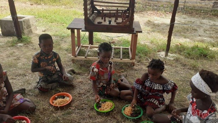 Crianças diante do presépio