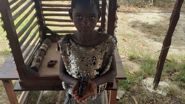 Menina na diocese de Pemba