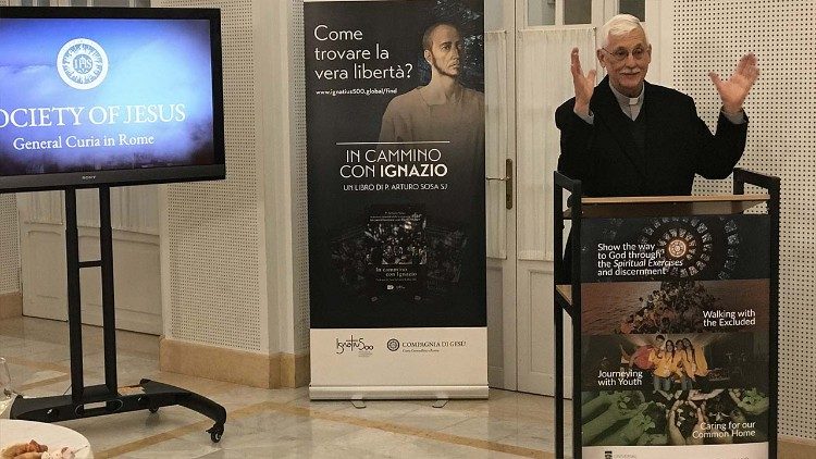 Ancora un immagine del saluto di padre Arturo Sosa, preposito generale della Compagnia di Gesù
