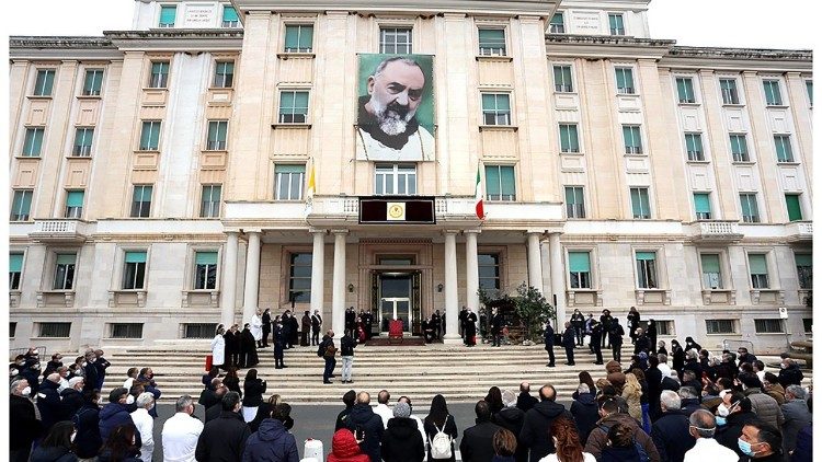 방문을 마치고 병원 입구에서 연설하는 파롤린 추기경