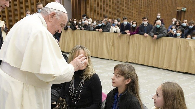 A Szentatya áldást ad a jelen lévőkre és az összes magyar árva gyermekekre
