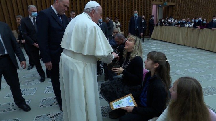 Ferenc pápa megáldja az adományozott Szent József-szobrot