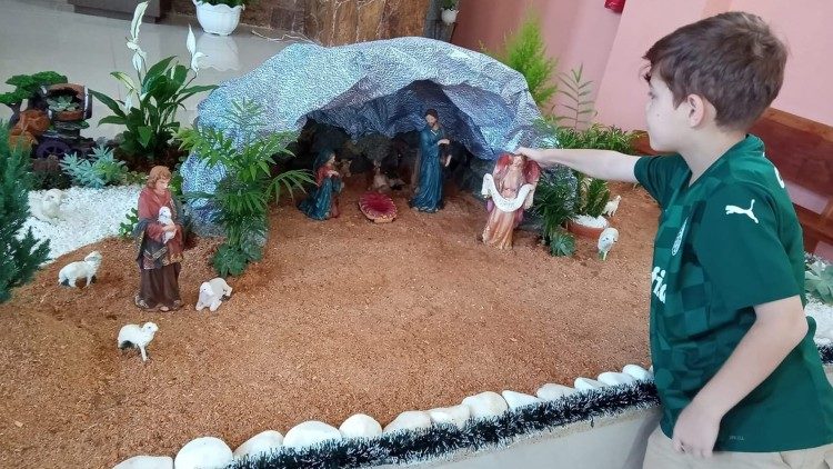 Daniel Godinho se encanta com o presépio na sua comunidade paroquial