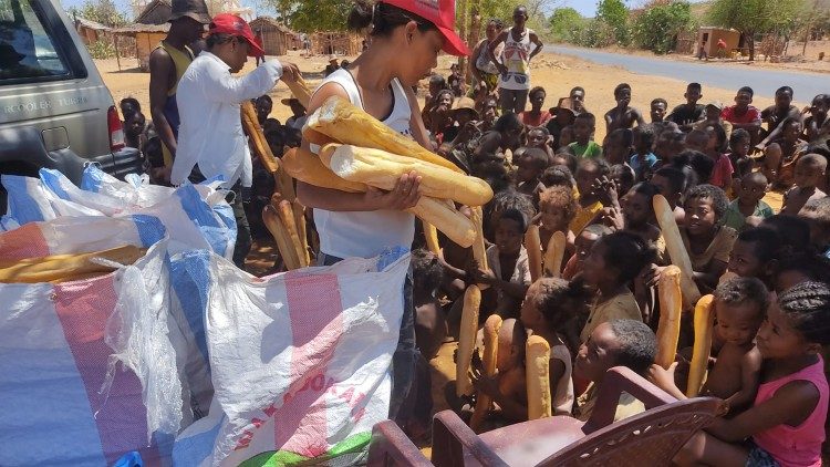 Distribution de nourriture par l'association. Crédit photo : SOS Toliara