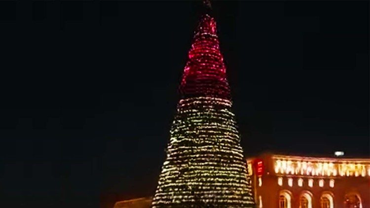 Լուսավառուեցաւ Երեւանի հրապարակի տօնածառը