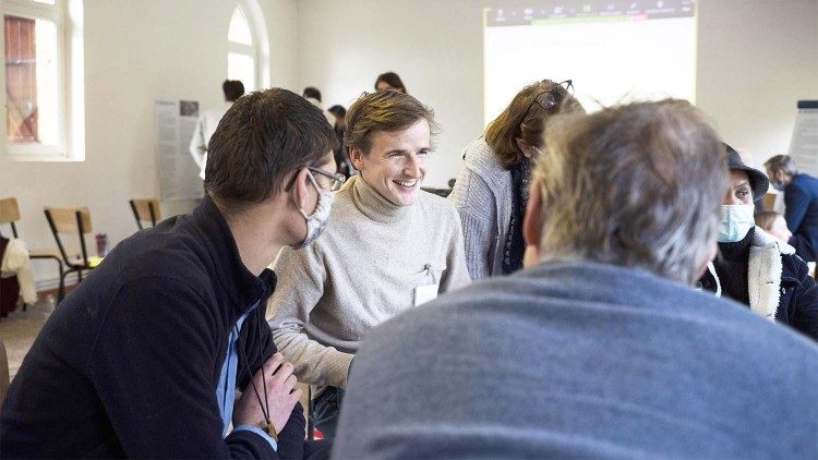 Discussion entre des volontaires du projet.