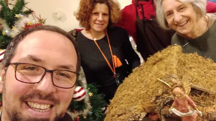 Fra Riccardo con due volontarie della mensa