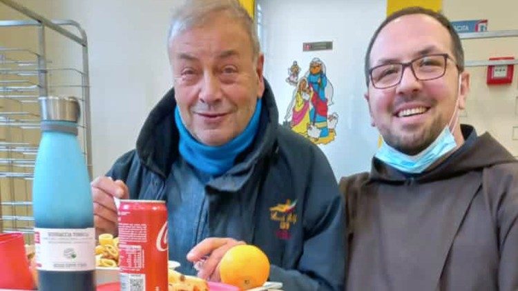 Fra Riccardo con ospite della mensa e la borraccia ricevuta in dono a Natale
