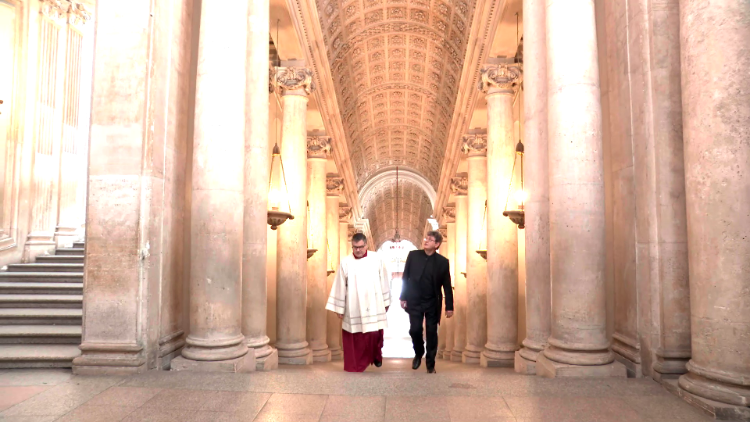 I due maestri, Marcos Pavan (a sinistra) e Walter Testolin, salgono le scale che portano alla Cappella Sistina