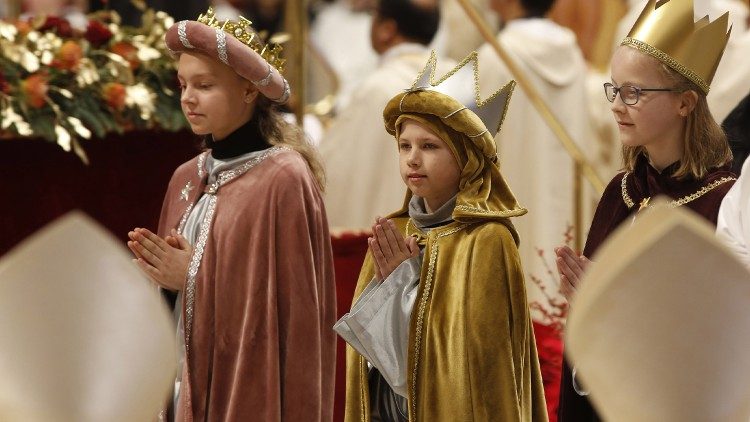 Sternsingerkinder im Petersdom