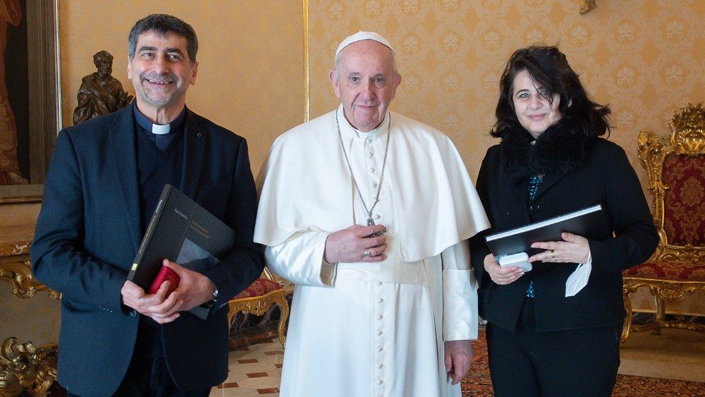 El Padre Grimaldi y la Directora de Paliano entregan el cirio al Papa Francisco