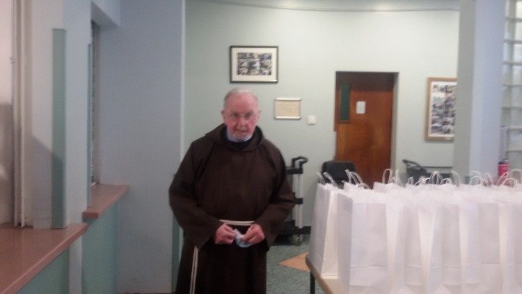 सेंटर में ब्रदर केविन